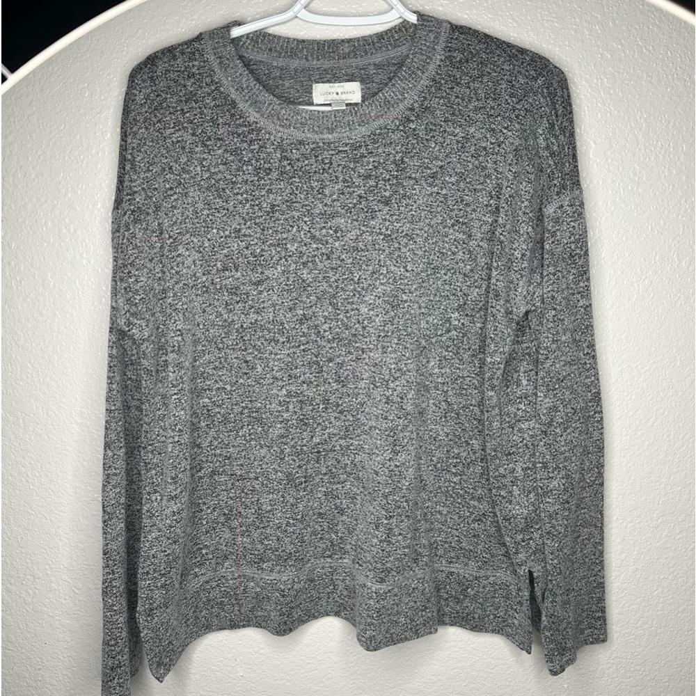 Women’s gray crewneck, long sleeve shirt